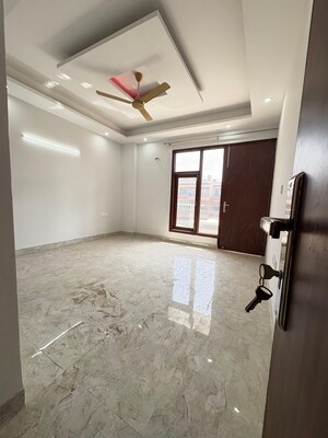 Room in 3 BHK Builder Floor at Sector 50 – for Rent