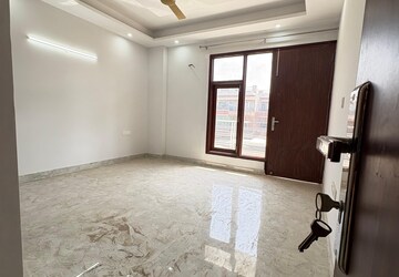 Room in 3 BHK Builder Floor at Sector 50 – for Rent
