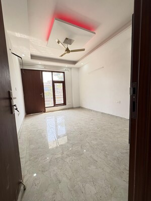 Room in 3 BHK Builder Floor at Sector 50 – for Rent