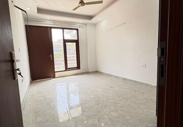Room in 3 BHK Builder Floor at Sector 50 – for Rent