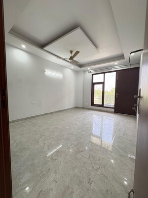 Room in 3 BHK Builder Floor at Sector 50 – for Rent