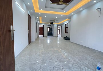 Building Lobby in 3 BHK Builder Floor at Sector 50 – for Rent