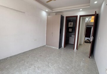 Room in 3 BHK Builder Floor at Sector 50 – for Rent