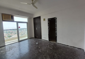 Room in 2 BHK Apartment at Amrapali Princely Estate, Sector 76 – for Sale