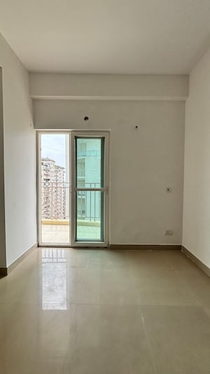 Room in 2.5 BHK Apartment at Mahagun Moderne, Sector 78 – for Sale