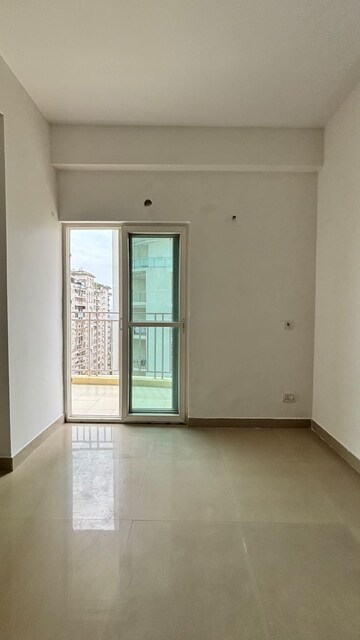 Room in 2.5 BHK Apartment at Mahagun Moderne, Sector 78 – for Sale