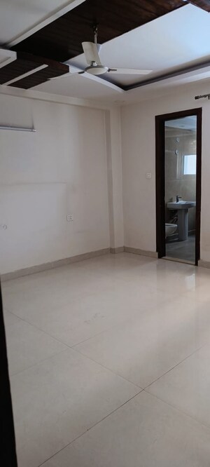Room in 4 BHK Builder Floor at Green Fields Colony – for Rent