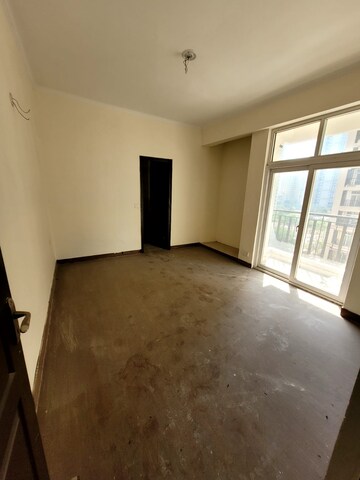 Room in 3 BHK Apartment at Amrapali Platinum, Sector 119 – for Sale