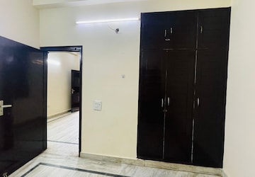Room in 3 BHK Builder Floor at Green Fields Colony – for Rent
