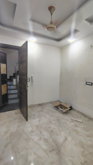 Room in 2 BHK Builder Floor at Dwarka Mor – for Rent