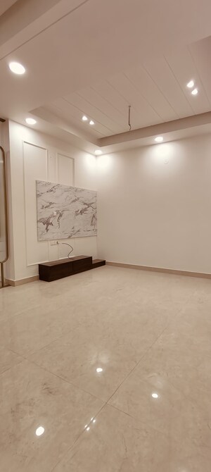 Room in 3 BHK Builder Floor at Sector 85 – for Sale