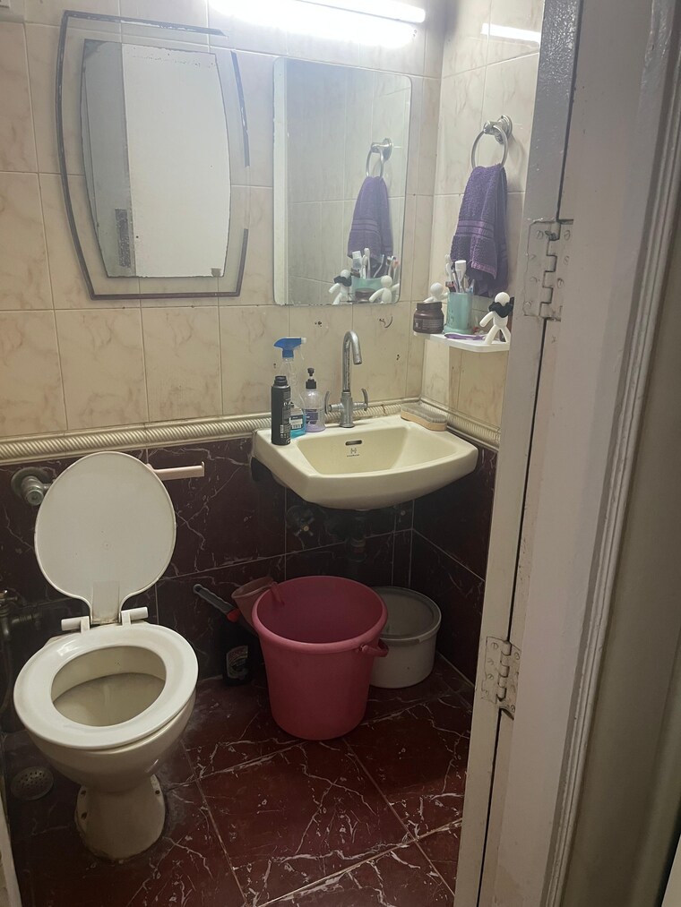 Bathroom, sindhi-society 2 Bedroom 910 Sq.Ft. Apartment In Chembur Mumbai 9342953