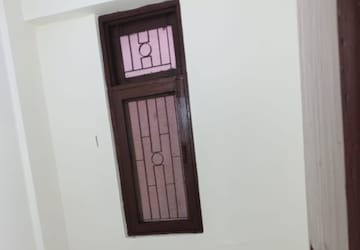 Room in 3.5 BHK Apartment at Omicron I Greater Noida – for Rent