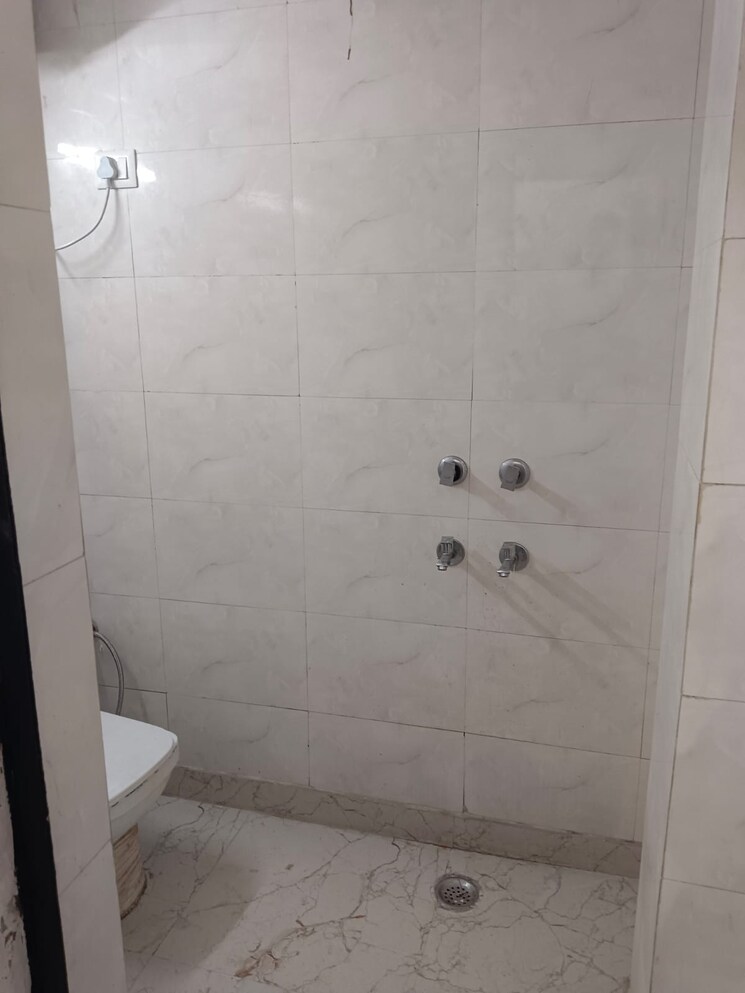 Bathroom, lajpat nagar 4 1 Bedroom 678 Sq.Ft. Builder Floor In Lajpat Nagar 4 Delhi 9343074