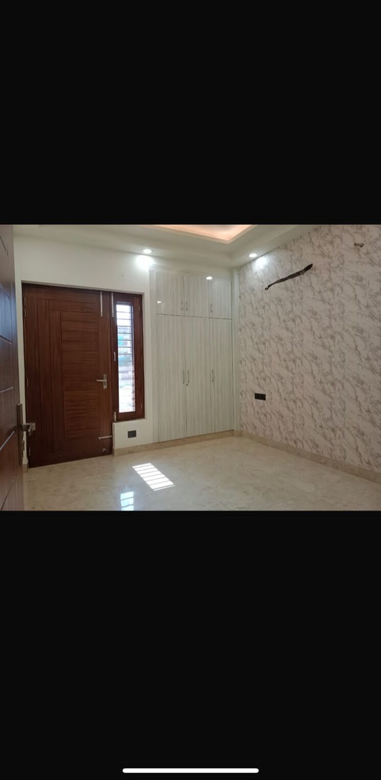 Room, sector 85 4 Bedroom 250 Sq.Yd. Builder Floor In Sector 85 Faridabad 9343427