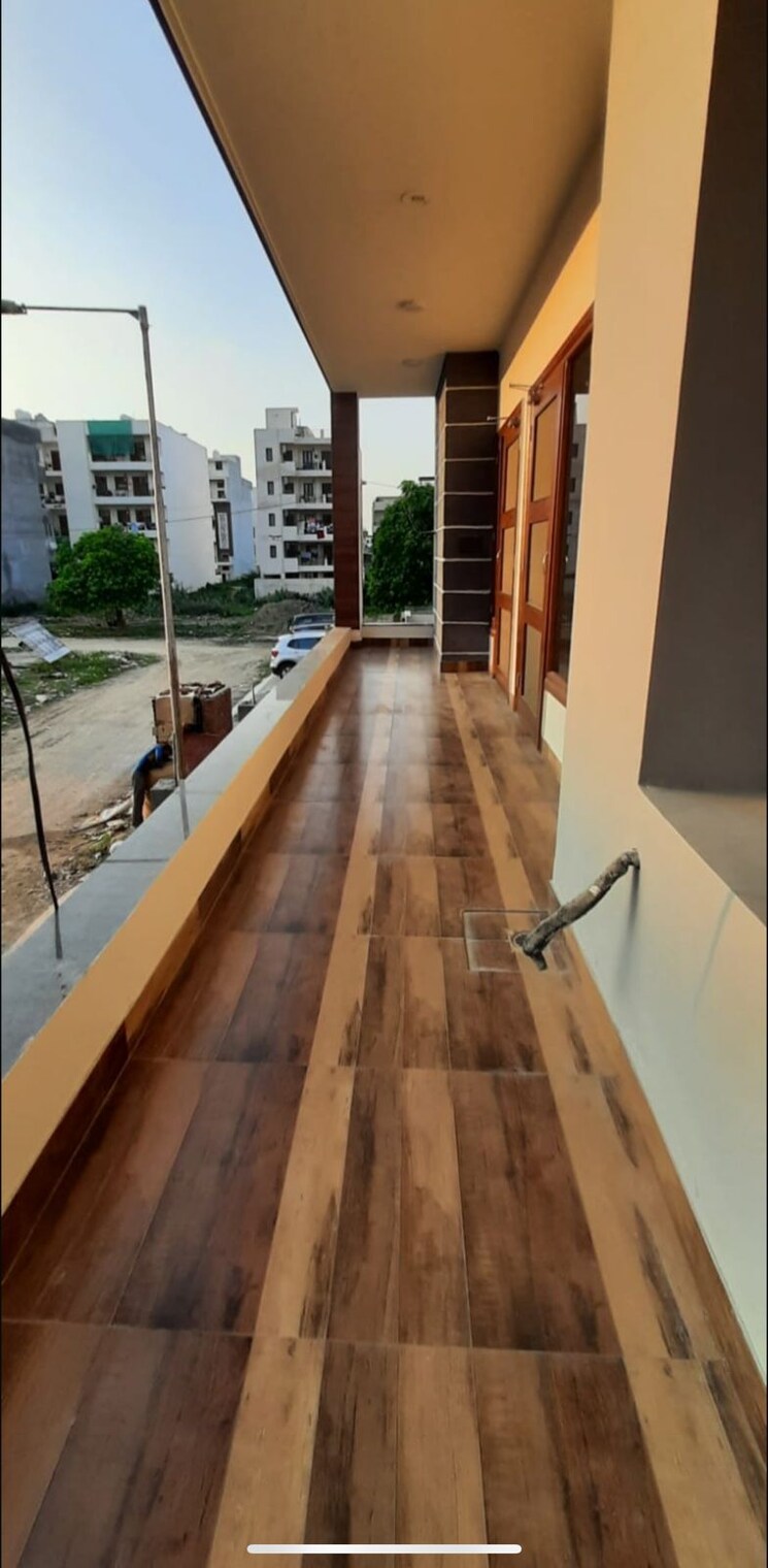 Balcony, sector 85 4 Bedroom 250 Sq.Yd. Builder Floor In Sector 85 Faridabad 9343427
