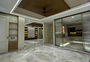 Room in 3 BHK Apartment at Prithviraj Road – for Rent