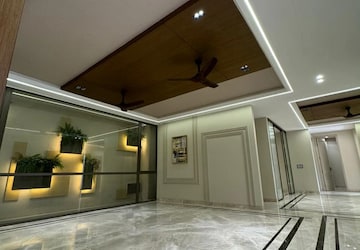Room in 3 BHK Apartment at Prithviraj Road – for Rent