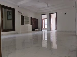 Building Lobby in 3 BHK Builder Floor at CS Roseate 63, Sector 63a – for Sale