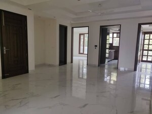 Room in 3 BHK Builder Floor at CS Roseate 63, Sector 63a – for Sale