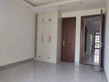 Building Lobby in 3 BHK Builder Floor at CS Roseate 63, Sector 63a – for Sale