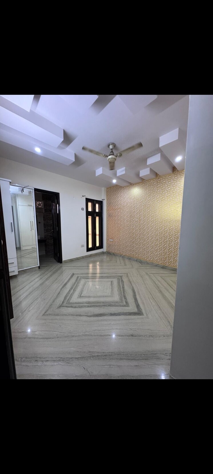 Bedroom, mianwali nagar 3 Bedroom 200 Sq.Yd. Builder Floor In Mianwali Nagar Delhi 9343787