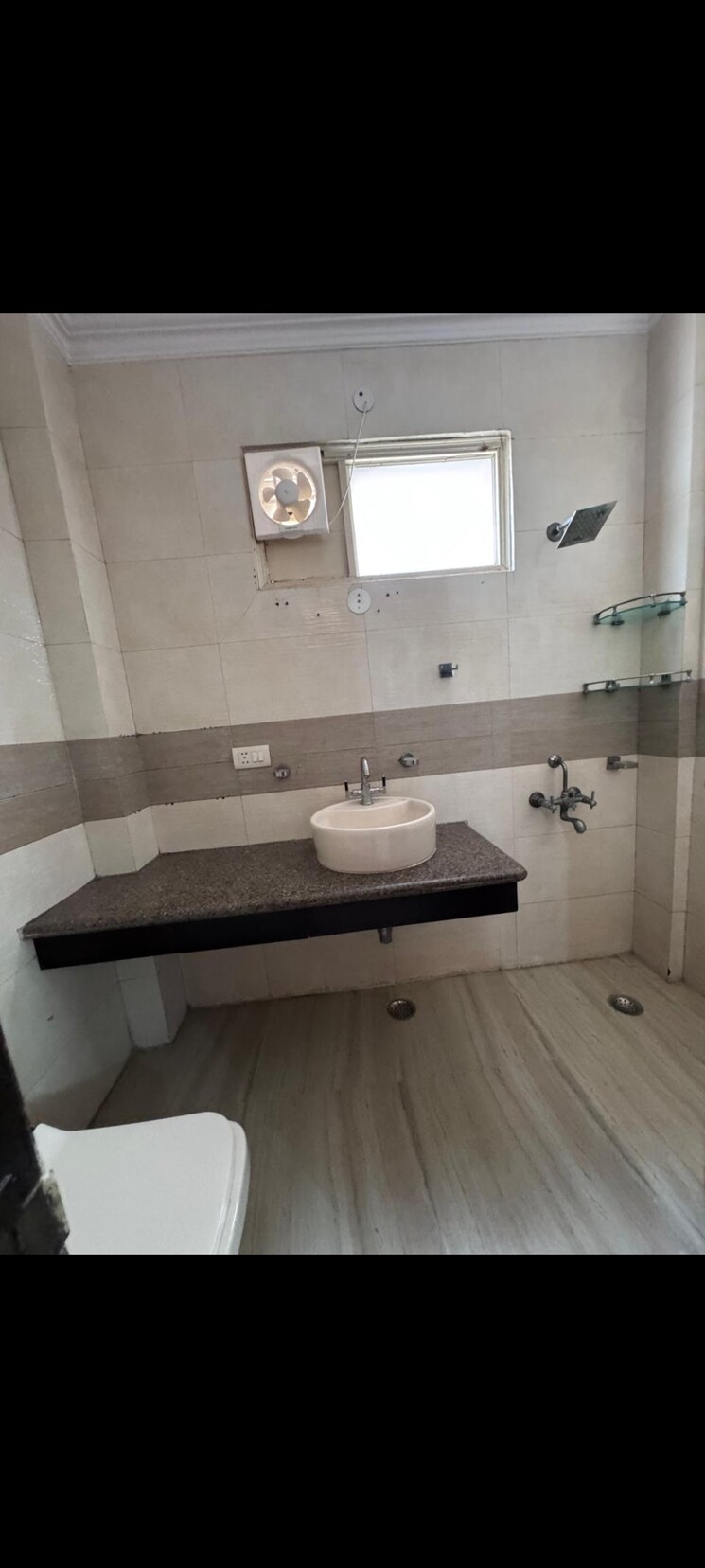 Bathroom, mianwali nagar 3 Bedroom 200 Sq.Yd. Builder Floor In Mianwali Nagar Delhi 9343787