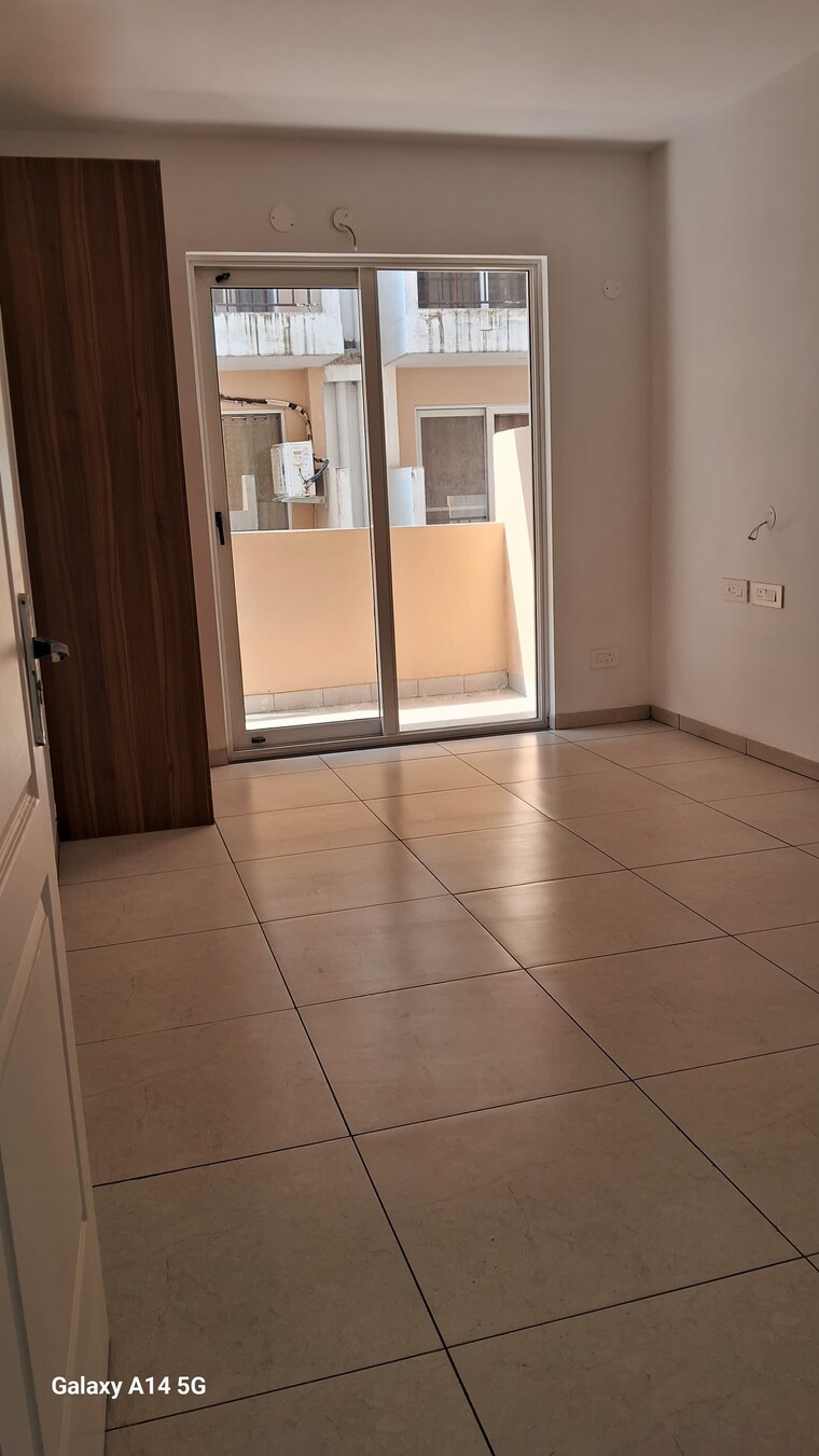 Room, sushma-valencia 3.5 Bedroom 250 Sq.Yd. Apartment In International Airport Road Zirakpur 9343889