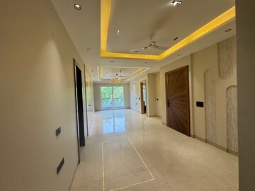 Building Lobby in 4 BHK Builder Floor at Vipul World Floors, Sector 48 – for Sale