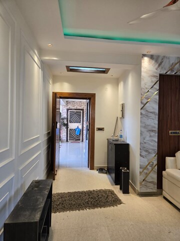 Building Lobby in 3 BHK Apartment at Parsvnath Green Ville, Sector 48 – for Rent