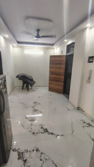 Team Area in 2 BHK Builder Floor at Dwarka Mor – for Rent