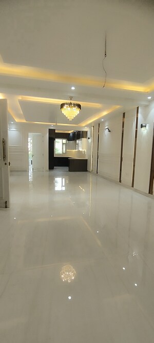 Room in 4 BHK Builder Floor at Green Fields Colony – for Sale