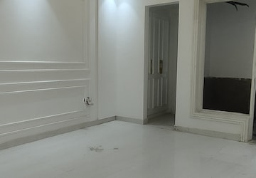 Room in 4 BHK Builder Floor at Green Fields Colony – for Sale