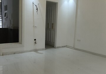 Room in 4 BHK Builder Floor at Green Fields Colony – for Sale