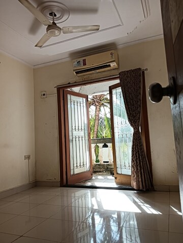 Room in 4 BHK Apartment at Windsor Garden Enclave, Vasant Vihar – for Rent