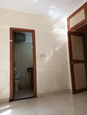 Room in 4 BHK Apartment at Windsor Garden Enclave, Vasant Vihar – for Rent