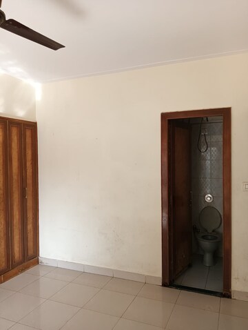 Room in 4 BHK Apartment at Windsor Garden Enclave, Vasant Vihar – for Rent