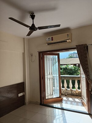 Room in 4 BHK Apartment at Windsor Garden Enclave, Vasant Vihar – for Rent