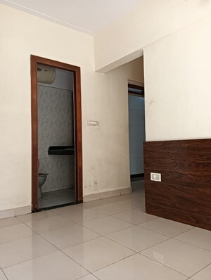 Room in 4 BHK Apartment at Windsor Garden Enclave, Vasant Vihar – for Rent