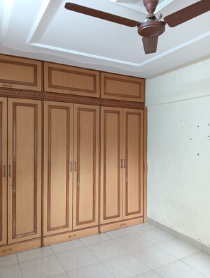 Room in 4 BHK Apartment at Windsor Garden Enclave, Vasant Vihar – for Rent