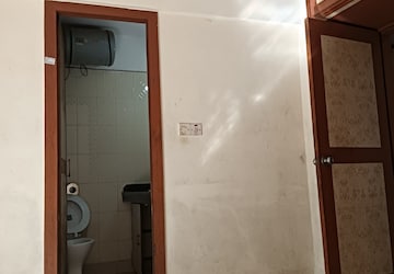 Room in 4 BHK Apartment at Windsor Garden Enclave, Vasant Vihar – for Sale