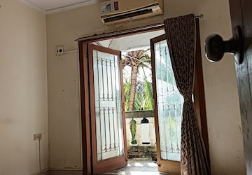 Room in 4 BHK Apartment at Windsor Garden Enclave, Vasant Vihar – for Sale