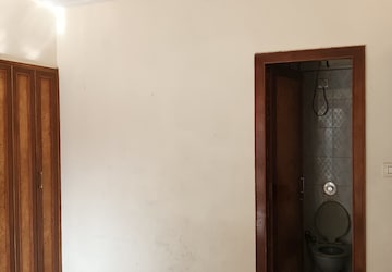 Room in 4 BHK Apartment at Windsor Garden Enclave, Vasant Vihar – for Sale