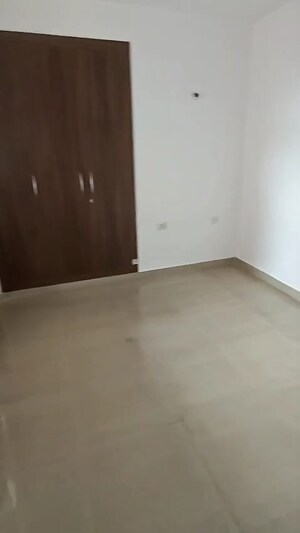 Room in 2 BHK Apartment at Supertech Cape Town, Sector 74 – for Sale