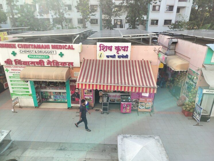  Parking, destination-center Commercial Shop 240 Sq.Ft. In Hadapsar Pune 9344915