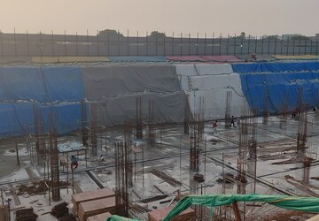 Swimming Pool in  Shop at Uniwest Hub, Sector 22d Yamuna Expressway – for Sale