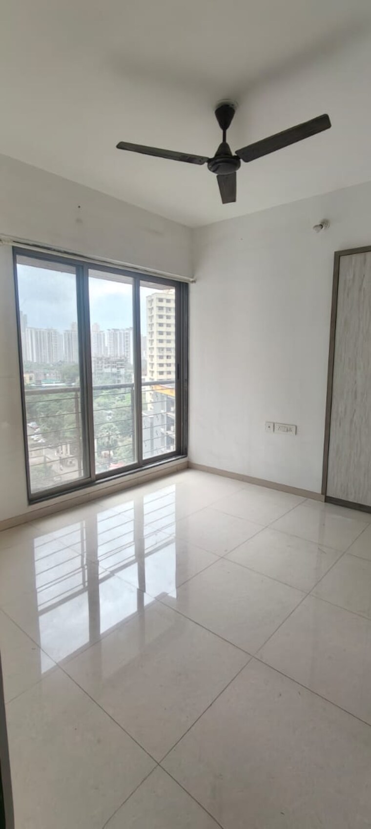Room, dosti-west-county-phase-4-dosti-pine 1.5 Bedroom 550 Sq.Ft. Apartment In Balkum Pada Thane 9345310