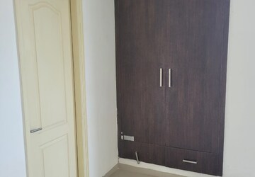 Room in 2 BHK Apartment at Sushma Green vista, Ghazipur – for Rent