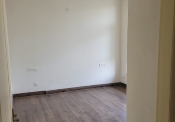 Room in 2 BHK Apartment at Sushma Green vista, Ghazipur – for Rent