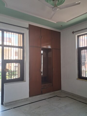 Room in 3 BHK Builder Floor at Sector 28 – for Rent